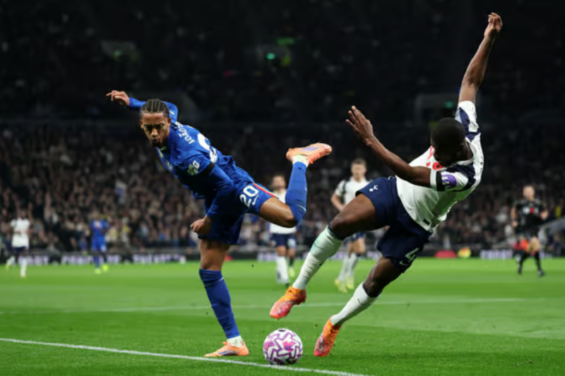 jamie-carragher-chi-trich-tottenham-khong-hieu-sao-ho-choi-te-den-vay-truoc-chel
